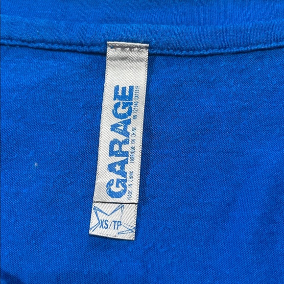 Garage | V-Neck T-Shirt with Cinched Sides - Picture 3 of 10